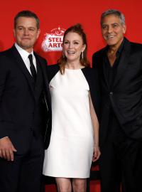 Matt Damon, Julianne Moorová a George Clooney na premiéře filmu Suburbicon v Los Angeles 22. října 2017