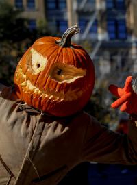 Jedna z masek na halloweenském průvodu v New Yorku