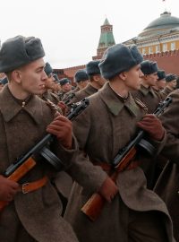 Ruští vojáci v historických uniformách se připravují na oslavy Velké říjnové revoluce
