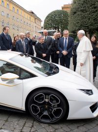 Papež František a bílý model vozu Lamborghini Huracán, který dostal od italské automobilky