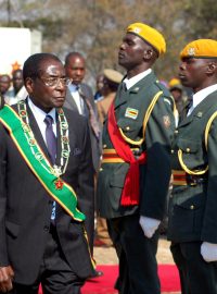 Robert Mugabe zkoumá nastoupenou čestnou stráž během oslav Dne hrdinů, srpen 2007.