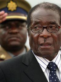 Prezident Zimbabwe Robert Mugabe (na archivním snímku z července 2008) vládne zemi dlouhých 30 let, od roku 1987. Dnes je mu 93 let. Jeho režim je diktaturou a Zimbabwe zemí s rozvrácenou ekonomikou. Přes 80 procent občanů je nezaměstnaných, hyperinflace a korupce dosáhla astronomických výšin a politická i názorová opozice je perzekvována.