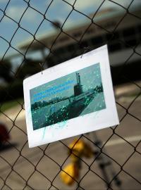 Obrázek zmizelé ponorky San Juan na plotu námořní základny ve městě Mar del Plata