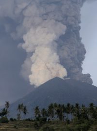 Erupce sopky Agung na indonéském ostrově Bali