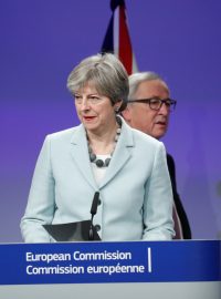 Britská premiérka Theresa Mayová na setkání Evropské komise, v pozadí předseda EK Jean-Claude Juncker.