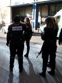 Izraelská policie hlídá místo, kde k pobodání došlo