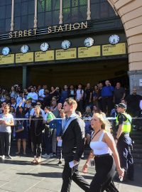 Automobil narazil do chodců na přechodu u stanice Flinders Street.