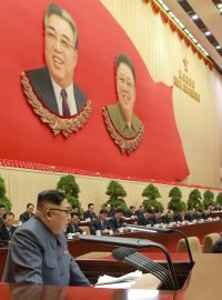 Kim Čong-unův závěrečný projev na konferenci vůdčích představitelů Korejské strany práce (snímek ze 23. prosince, zveřejněný agenturou KCNA 24. prosince 2017).
