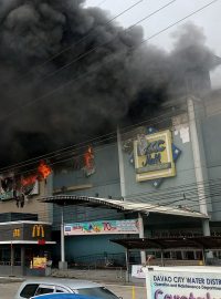 Obchodní dům na Filipínách zachvátil požár. Zahynulo 37 lidí