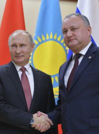 Zleva: ruský prezident Vladimir Putin a jeho moldavský protějšek Igor Dodon.