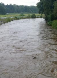 Rozvodněná řeka Smědá na Liberecku