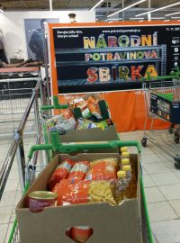Příspěvky se pohybují od jednotlivě nakoupených balení mouky nebo cukru až po plné nákupní koše