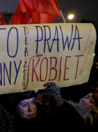 Protivládní demonstrace kvůli problematice potratů před parlamentem ve Varšavě, 13. leden 2018.