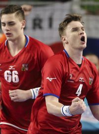 Jan Landa (vpravo) Makedoncům ještě nezapomněl baráž o loňské mistrovství světa