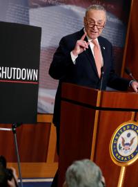 Lídr demokratů v Senátu Chuck Schumer na tiskové konferenci.