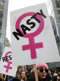 Odporná – píše se na jednom z transparentů na pochodu v New Yorku. Odkazuje tak na volební kampaň z roku 2016, kdy Donald Trump označil během debaty protikandidátku Hillary Clintonovou za „odpornou ženu“