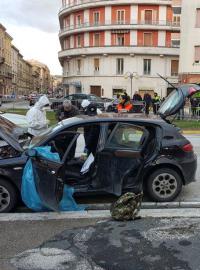 Vyšetřování střelby v italské Maceratě, útočník pálil z automobilu