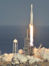 Start nejsilnější rakety současnosti Falcon Heavy společnosti SpaceX 6. února 2018.