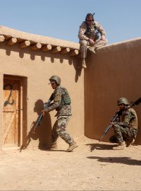 Americký voják dohlíží na trénink vojáků afghánské armády