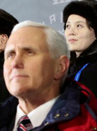 Americký viceprezident Mike Pence (v popředí) a představitelé KLDR Kim Jong-nam a sestra severokorejského diktátora Kim Jo-čong na zahájení olympijských her v Koreji