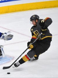 Útočník týmu Las Vegas Golden Knights Tomáš Hyka před brankářem Vancouveru Jacobem Markstromem