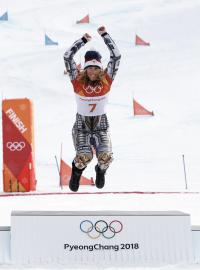 Snowboardistka Ester Ledecká (uprostřed) po vítězném finále na olympiádě v Pchjongčchangu.