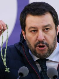 Předseda italské protiimigrační populistické strany Liga - Matteo Salvini s růžencem (únor 2018)