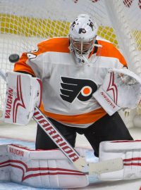 Český brankář Philadelphie Petr Mrázek