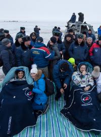 Američtí astronauti Joe Acaba (vlevo) a Mark Vande Hei (vpravo) a ruský kosmonaut Alexandr Misurkin (uprostřed) po přistání v Kazachstánu.