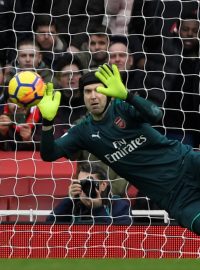 Petr Čech chytá Watfordu pokutový kop