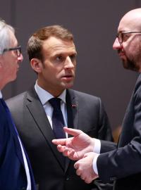 Předseda Evropské komise Jean-Claude Juncker, francouzský prezident Emmanuel Macron a belgický preimér Charles Michel na summitu lídrů EU v Bruselu