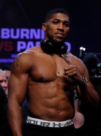 Anthony Joshua (vlevo) a Joseph Parker