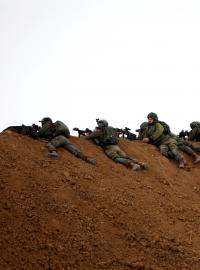 Izraelští vojáci u severní hranice písma Gazy. Kvůli očekávanému násilí izraelská armáda na hranici vyslala posily, podle deníku The Times of Israel poslala na hranici mimo jiné i přes 100 odstřelovačů.