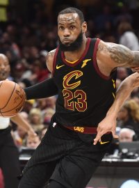 LeBron James obchází protihráče