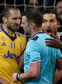 Gianluigi Buffon (v černém dresu) při protestech proti nařízené penaltě