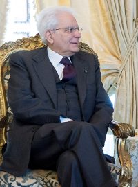 Italský prezident Sergio Mattarella během rozhovoru s Marií Elisabettou Alberti Casellatiovou.