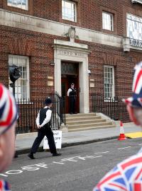 „Její královská výsost vévodkyně z Cambridge byla v pondělí ráno přijata do nemocnice St. Mary&#039;s v Paddingtonu v Londýně v rané fázi porodu,“ uvedl Kensingtonský palác na twitteru.