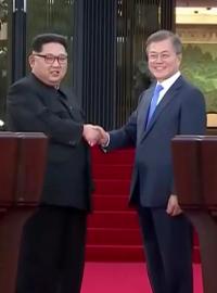 Severokorejský vůdce Kim Čong-un a jihokorejský prezident Mun Če-in na závěr historickém summitu v Pchanmundžomu.