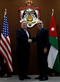 Americký ministr zahraničí Mike Pompeo se svým jordánským protějškem  Ajmánem Safadím při návštěvě Jordánska