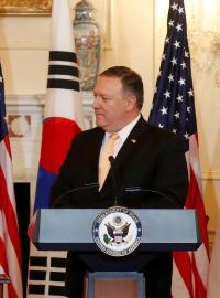 Americký ministr zahraničí Mike Pompeo na společné tiskové konferenci s jihokorejskou kolegyní Kang Kjong-whaovou