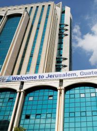 Vítejte u guatemalské ambasády v Jeruzalémě! stojí na banneru.