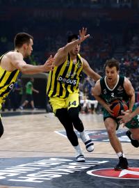 Basketbalisté Fenerbahce (ve žlutých dresech) v utkání proti Žalgiris Kaunas