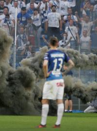 Nepokoje fanoušků během utkání Lechu Poznaň s Legií Varšava.