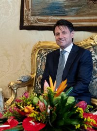 Italský prezident Sergio Mattarella (vlevo) a nový premiér Giuseppe Conte