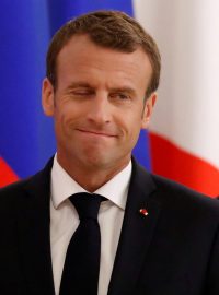 Francouzský prezident Emmanuel Macron a ruský prezident Vladimir Putin a společné tiskové konferenci.