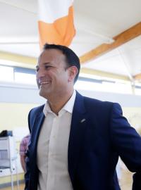 Irský premiér Leo Varadkar ve volební místnosti.