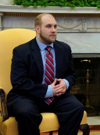 Josh Holt (vlevo) a Donald Trump