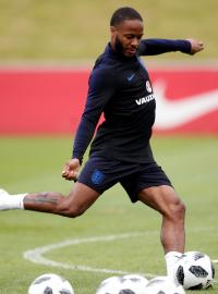 Raheem Sterling na tréninku anglické reprezentace s vytetovanou zbraní na pravé noze