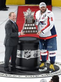 Capitals dvakrát ztratili vedení a prohrávali po dvou třetinách 2:3, ale výsledek otočili Devante Smith-Pelly a Lars Eller, který rozhodl v čase 52:23. Conn Smythe Trophy pro nejužitečnějšího hráče play off získal kapitán Washingtonu Alexandr Ovečkin.