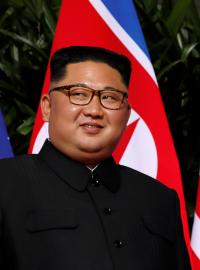 &quot;Pane Kime, vzdáte se jaderných zbraní?&quot; a &quot;Předsedo Kime, provedete jaderné odzbrojení?&quot;, snažili se novináři získat Kim Čong-unův komentář. Ten však tyto dotazy - tedy prozatím - nechal bez odpovědi.